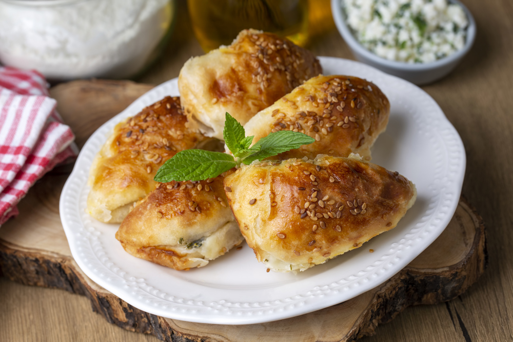 Bir servis tabağında 5 adet poğaça.