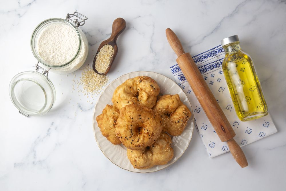 Tezgahın üzerinde yapım aşamasında olan açmalar.