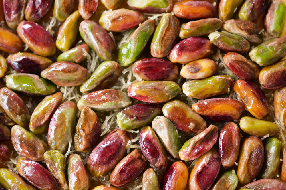 Masanın üzerine yayılmış antep fıstığı içleri.