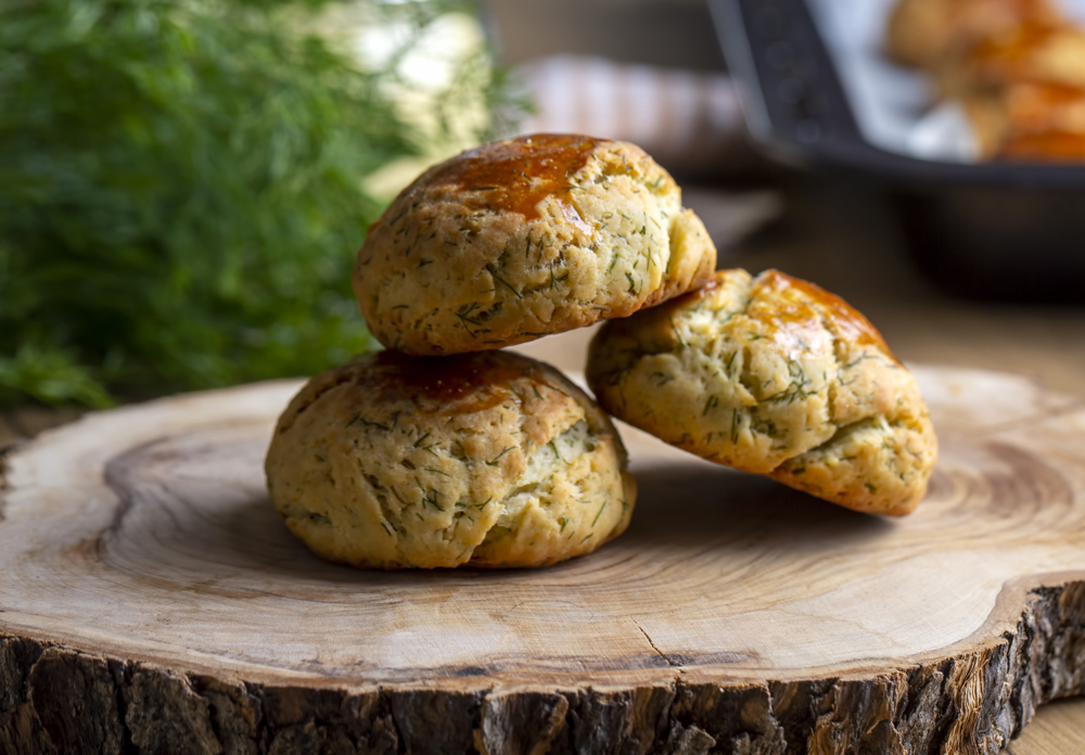 Tahtanın üzerinde 3 adet yuvarlak dereotlu poğaça.