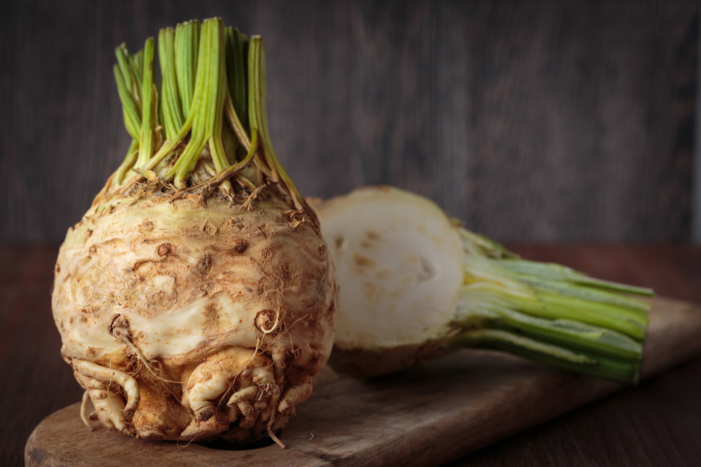 Yaprakları kesilmiş kereviz 1 adet.