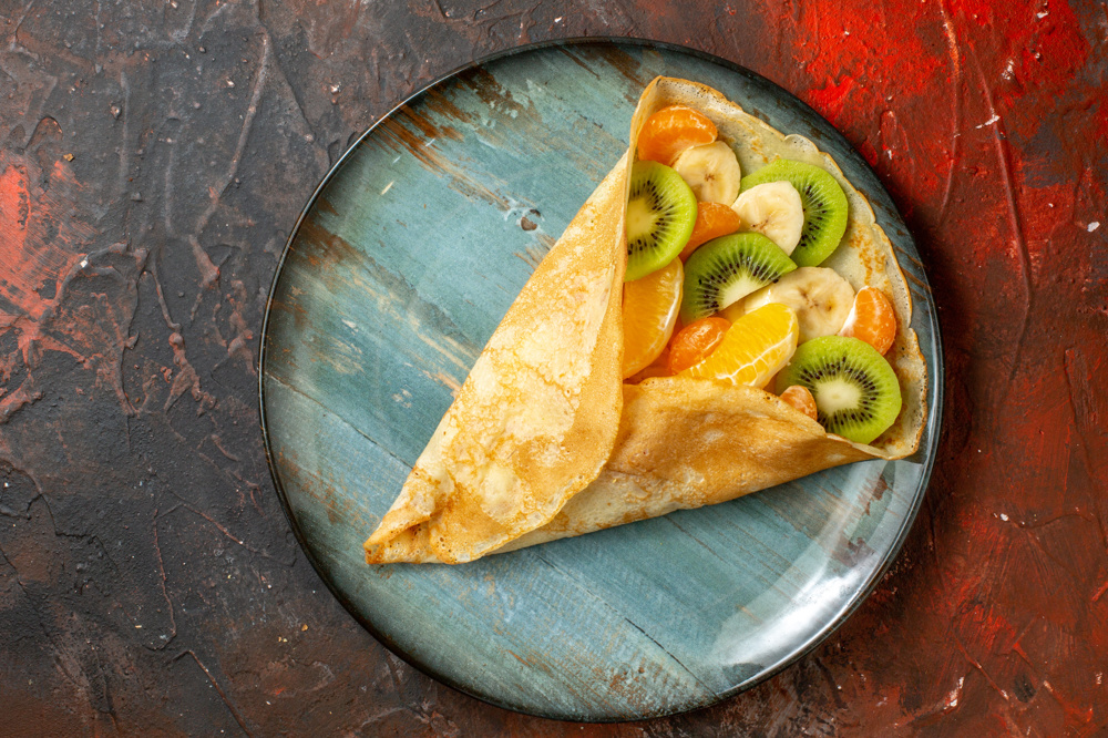 1 Adet krep, içerisinde meyveler dizilmiş.