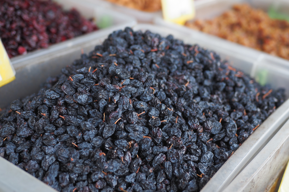 tezgahta bulunan siyah kuru üzümler