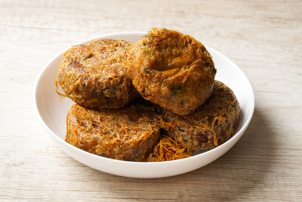 1 beyaz tabakta buşunan top top mercimek köfteleri