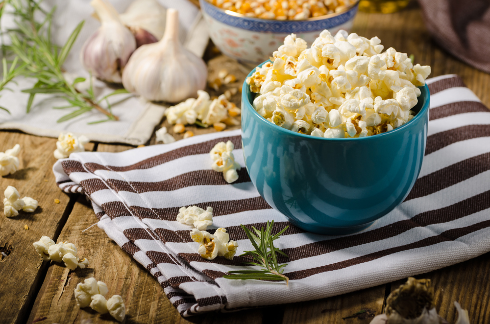 1 Mavi kase patlamış mısır.