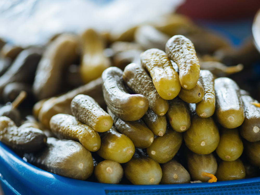 Üst üste dizilmiş birden çok salatalık turşusu.