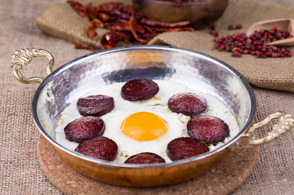 1 Tava sucuklu yumurta.