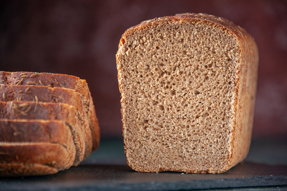Kare kare dilimlenmiş tam buğday ekmeği.