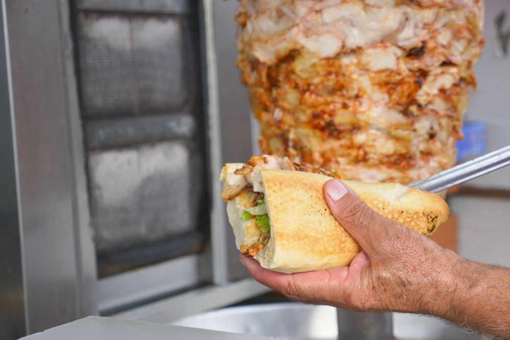 Ekmek arası tavuk döner.