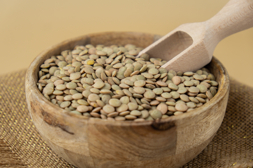 Tahta kasenin içerisinde bulunan yeşil mercimekler.