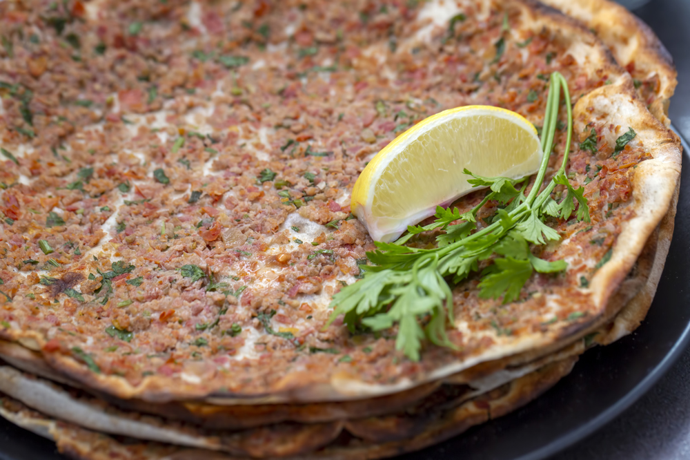 Lahmacun: Geleneksel Türk Mutfağının Vazgeçilmezi